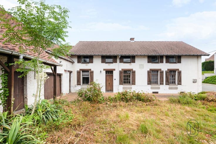 Charming farmhouse to renovate with barn on 36 ares!