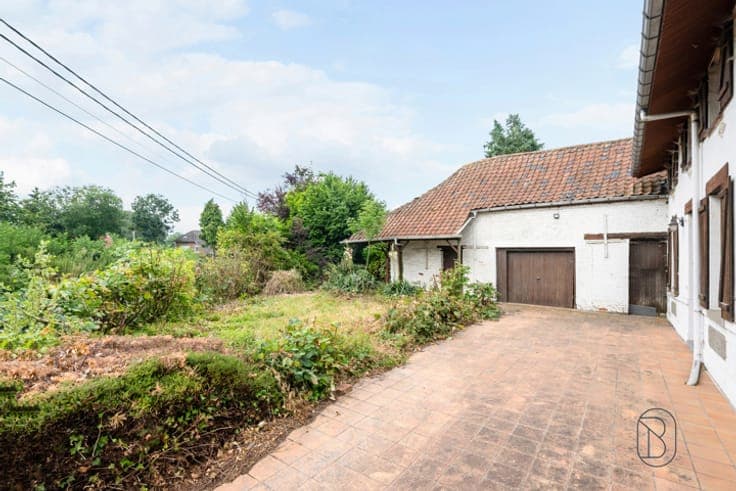 Charming farmhouse to renovate with barn on 36 ares!