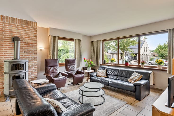 FOR SALE: spacious house - 5 bedrooms, garden and workshop