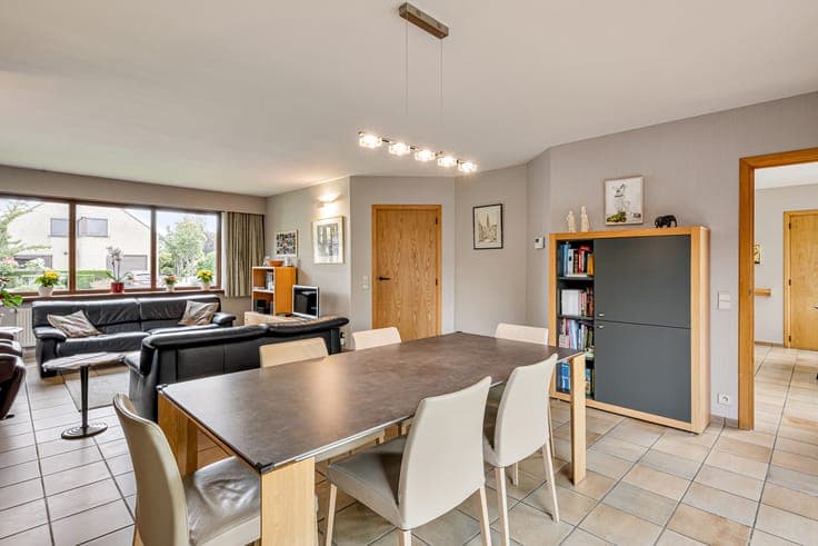FOR SALE: spacious house - 5 bedrooms, garden and workshop