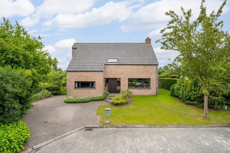 FOR SALE: spacious house - 5 bedrooms, garden and workshop
