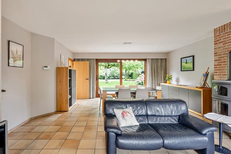 FOR SALE: spacious house - 5 bedrooms, garden and workshop