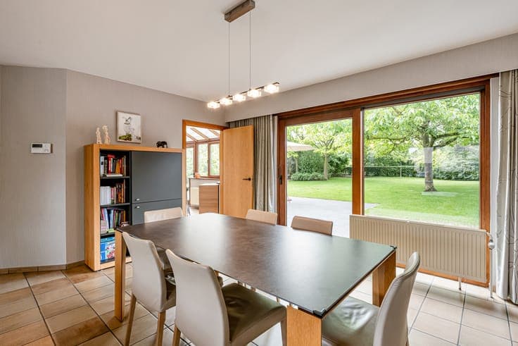 FOR SALE: spacious house - 5 bedrooms, garden and workshop