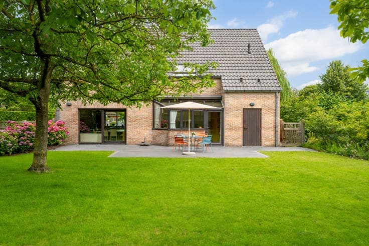 FOR SALE: spacious house - 5 bedrooms, garden and workshop