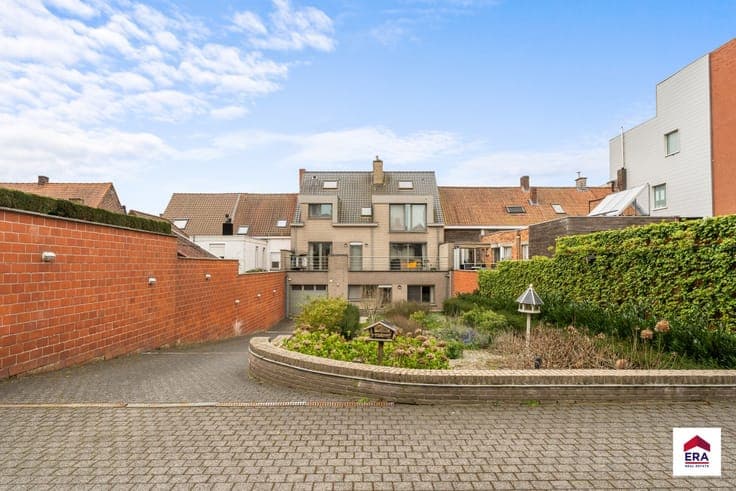 Investment property with 2 flats and garages