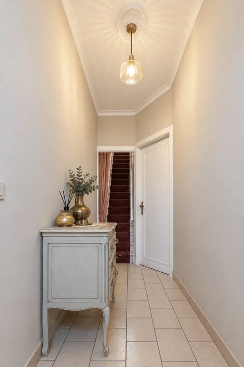 Te renoveren, centraal gelegen woning met 2 slaapkamers (...