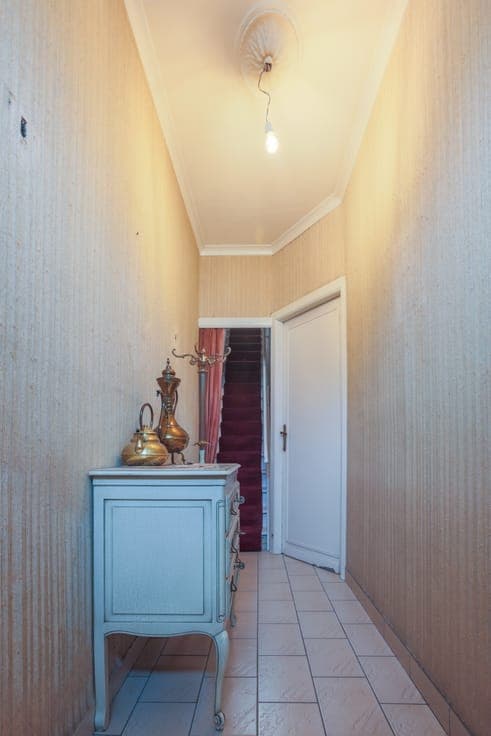 Te renoveren, centraal gelegen woning met 2 slaapkamers (...
