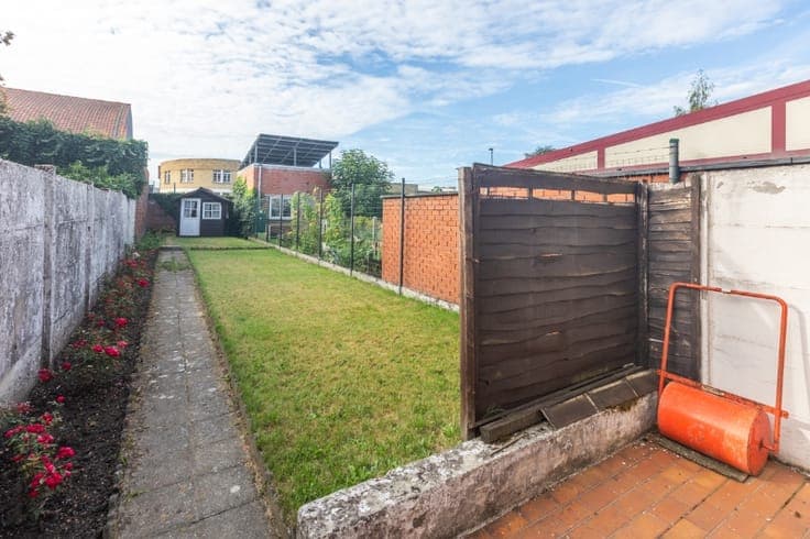 Te renoveren, centraal gelegen woning met 2 slaapkamers (...