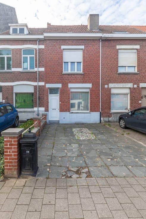 Te renoveren, centraal gelegen woning met 2 slaapkamers (...