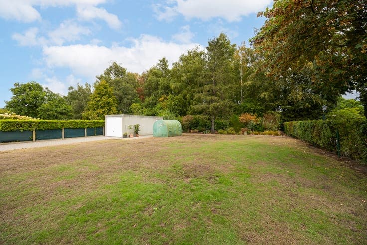 Single-storey home with 4 bedrooms and spacious garden