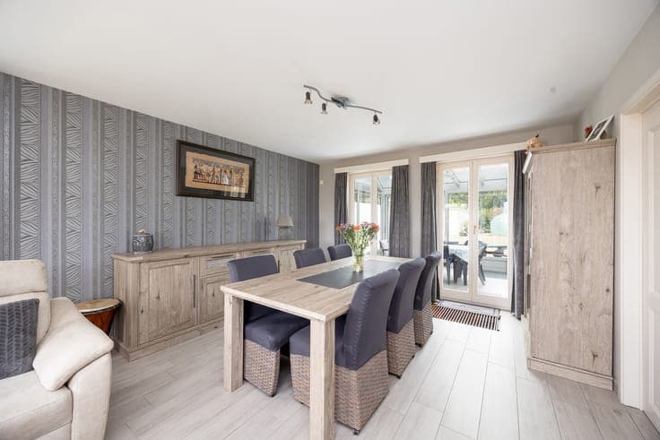 Single-storey home with 4 bedrooms and spacious garden