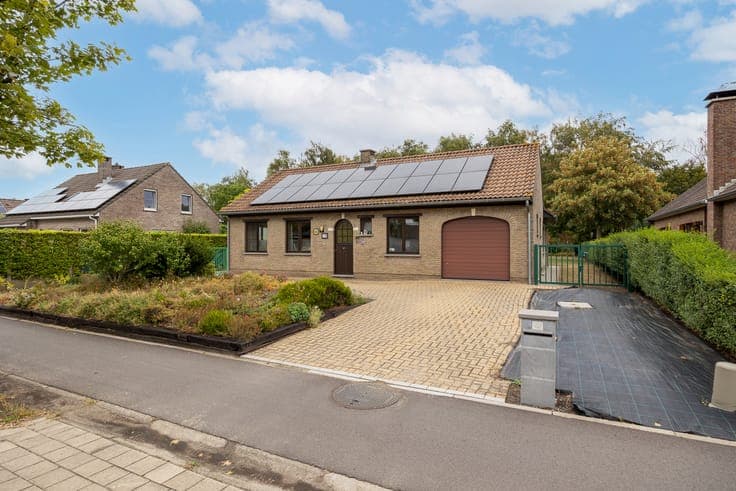 Single-storey home with 4 bedrooms and spacious garden