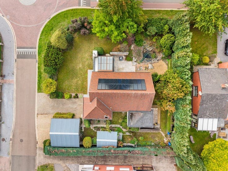 Detached house with surprisingly spacious layout and much p