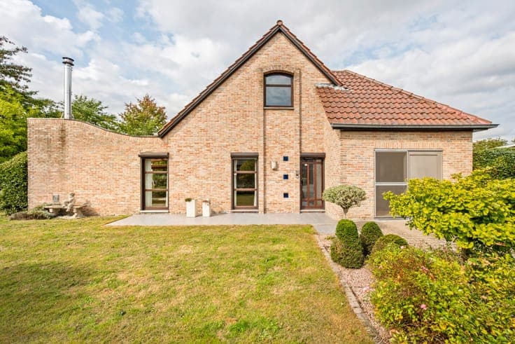 Detached house with surprisingly spacious layout and much p