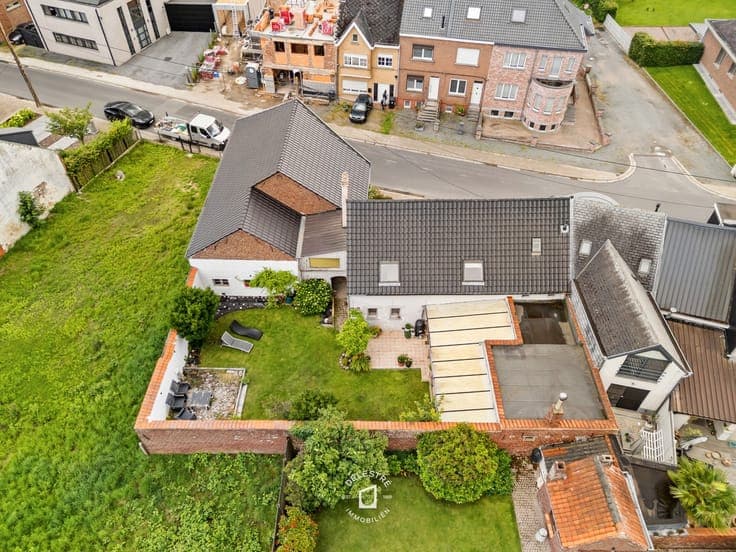 Veelzijdige woning met 3 slaapkamers, ruime bijgebouwen e...