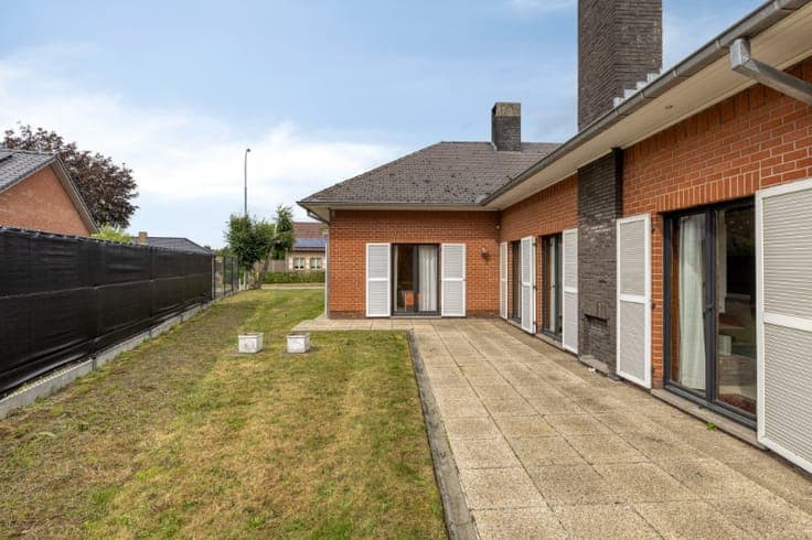 RUIME VRIJSTAANDE WONING MET BIJZONDER VEEL POTENTIEEL OP...