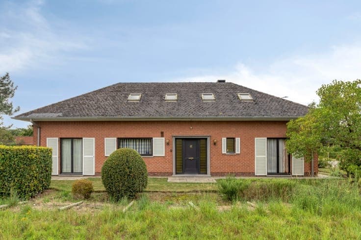 RUIME VRIJSTAANDE WONING MET BIJZONDER VEEL POTENTIEEL OP...