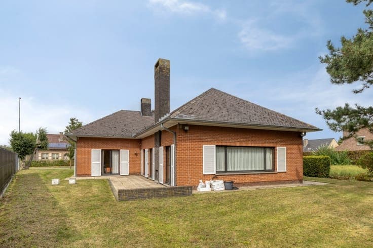 RUIME VRIJSTAANDE WONING MET BIJZONDER VEEL POTENTIEEL OP...