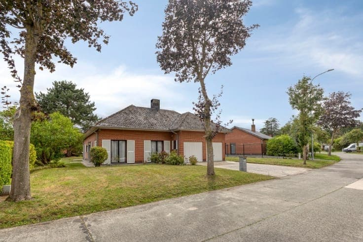 RUIME VRIJSTAANDE WONING MET BIJZONDER VEEL POTENTIEEL OP...