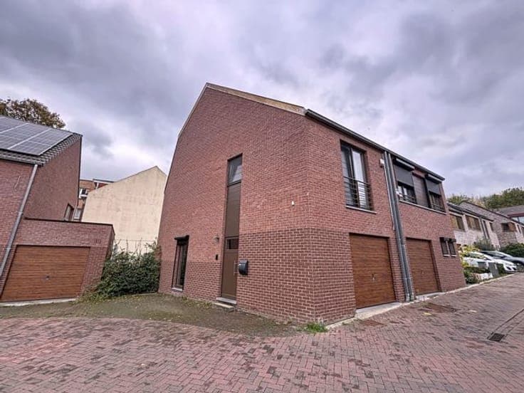 STUNNING 5-BEDROOM HOUSE WITH GARDEN