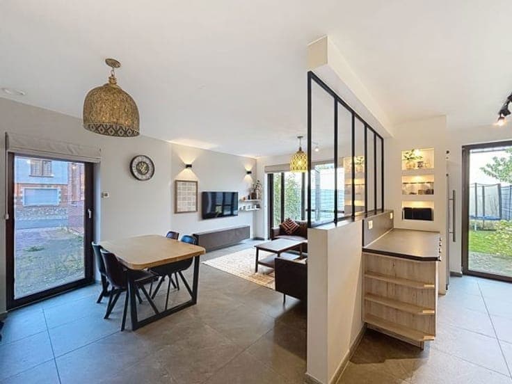 STUNNING 5-BEDROOM HOUSE WITH GARDEN