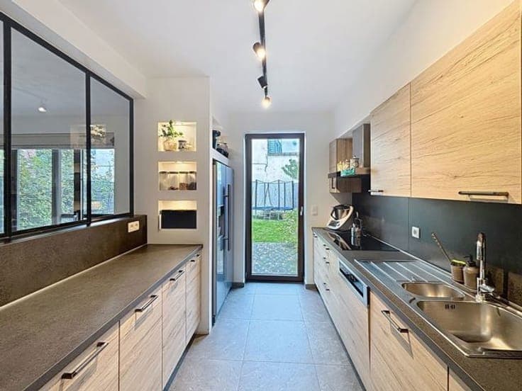 STUNNING 5-BEDROOM HOUSE WITH GARDEN