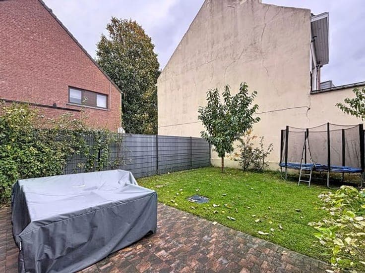 STUNNING 5-BEDROOM HOUSE WITH GARDEN