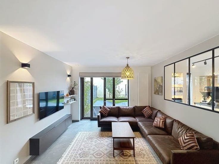 STUNNING 5-BEDROOM HOUSE WITH GARDEN