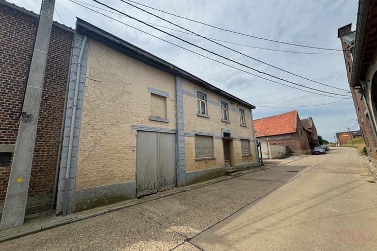 Hoevewoning op een perceel van 69a20ca met een veestal va...
