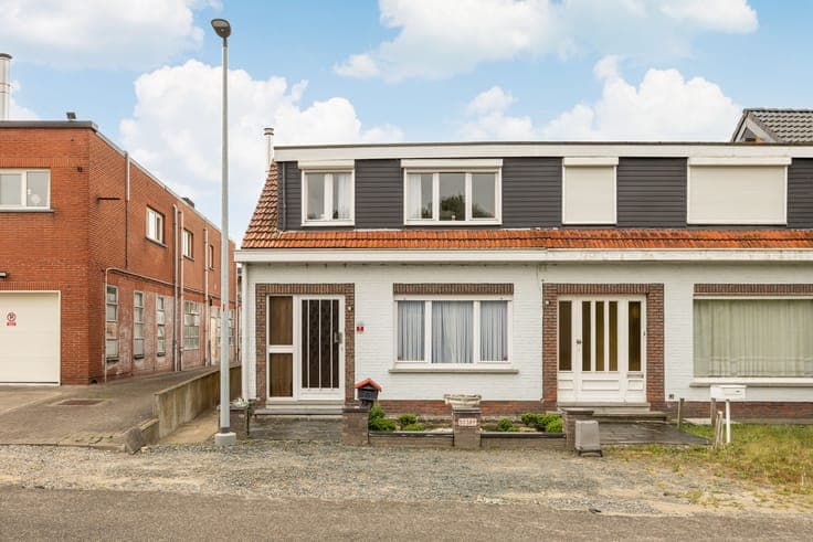 Te renoveren gezinswoning met tuin te Aartselaar!