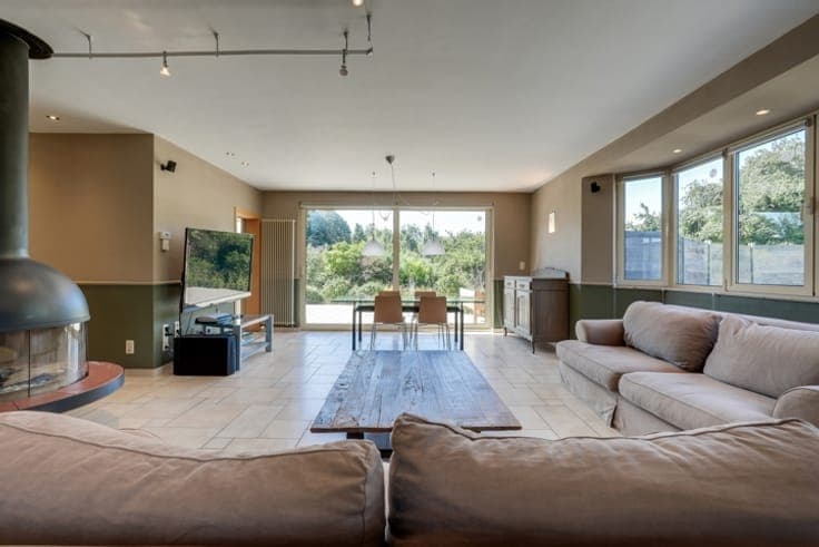 Villa on 5280m² with professional space, pool, tennis court