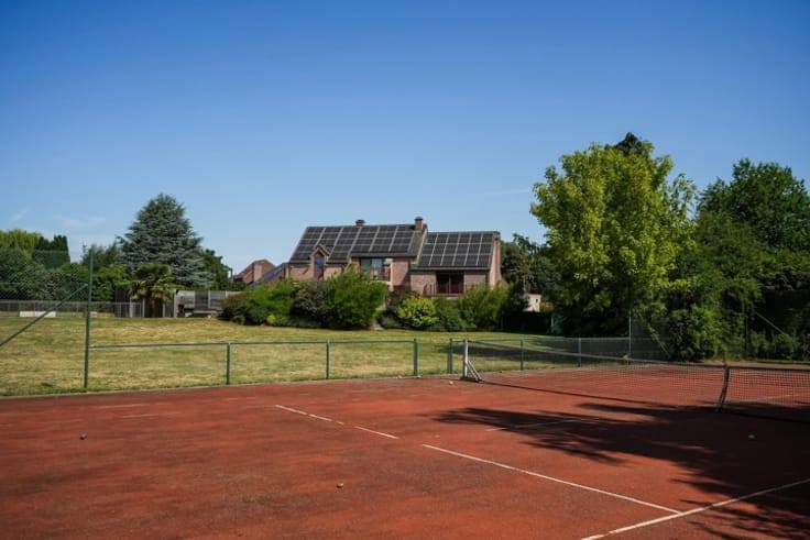 Villa on 5280m² with professional space, pool, tennis court