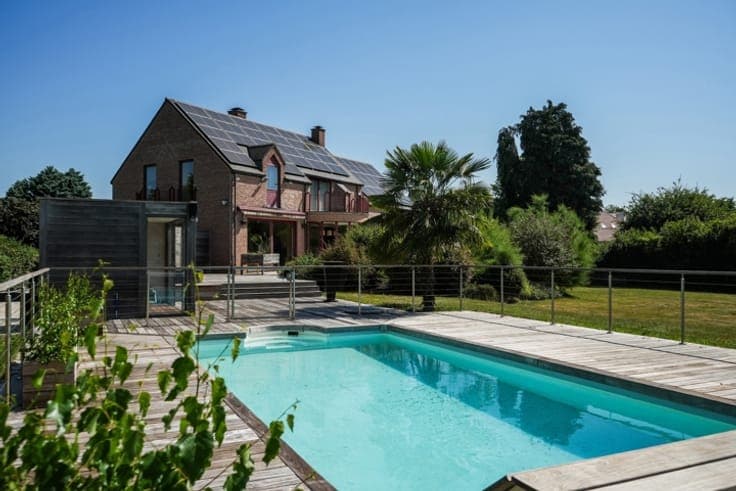 Villa on 5280m² with professional space, pool, tennis court