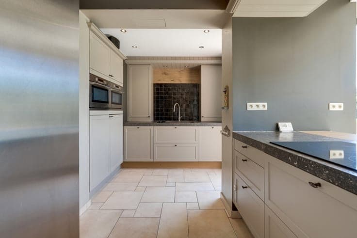 Villa on 5280m² with professional space, pool, tennis court