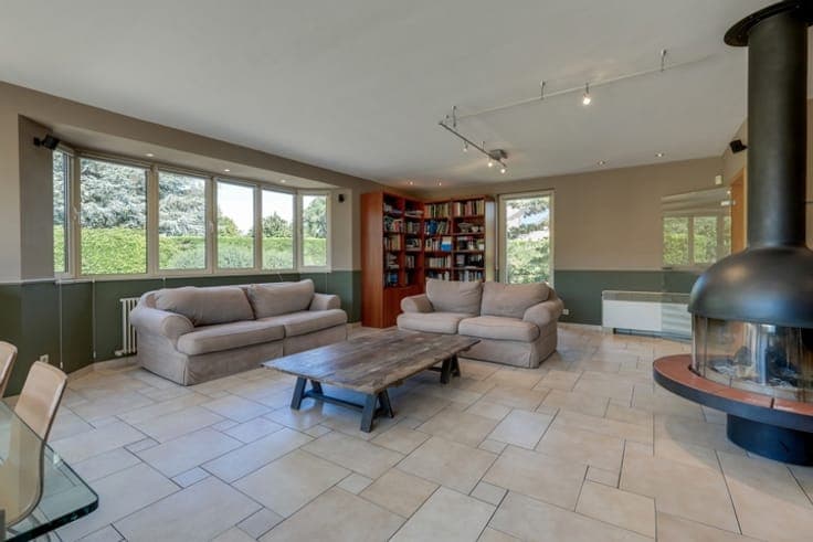 Villa on 5280m² with professional space, pool, tennis court