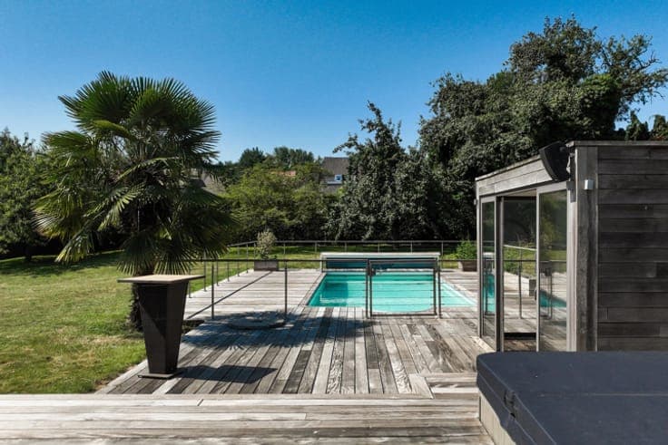 Villa on 5280m² with professional space, pool, tennis court