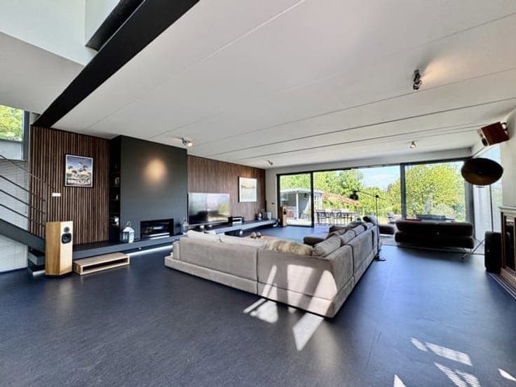 Villa 430 m² (4 bedrooms/3 bathrooms/office/pool) / 13.75 a
