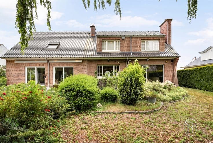 Spacious villa with solar panels and generous living areas