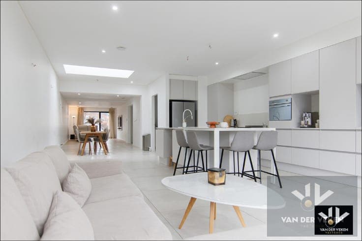 Voll gerenoveerde woning met 5 slpk 3 badk