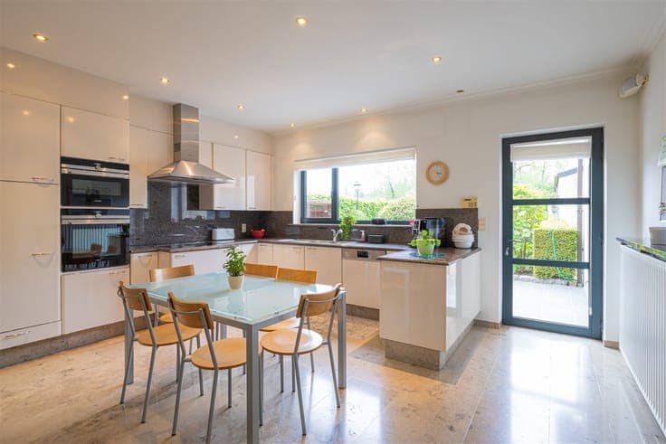 Move-in ready villa with shed and numerous possibilities