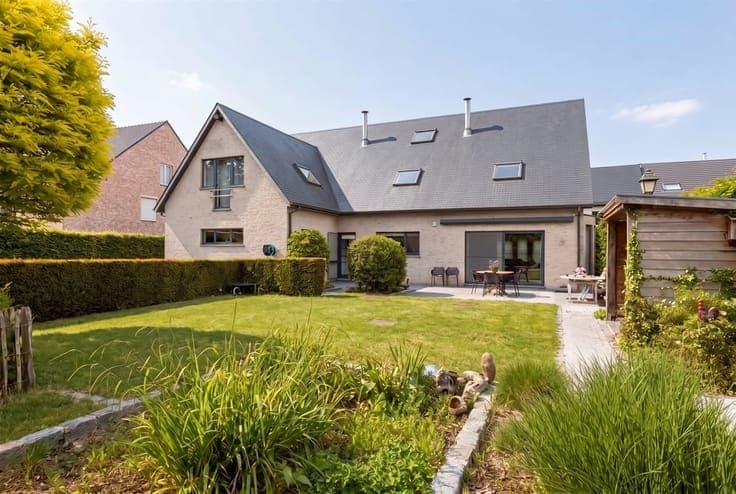 Move-in ready villa with shed and numerous possibilities