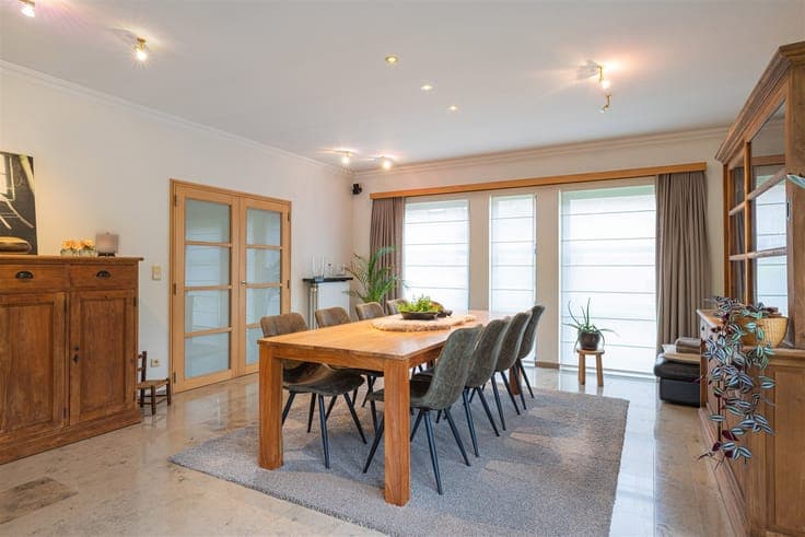 Move-in ready villa with shed and numerous possibilities