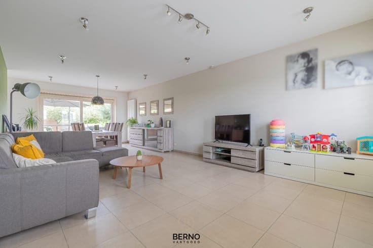 Recente en ruime gezinswoning met zonnige tuin