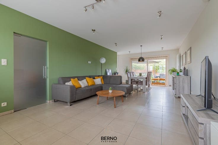 Recente en ruime gezinswoning met zonnige tuin