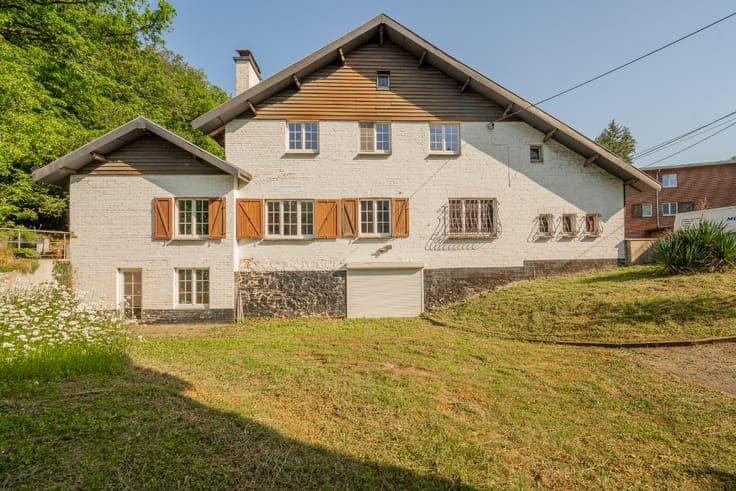 CHAUDFONTAINE – Multifunctional villa on nearly 1,429 m²