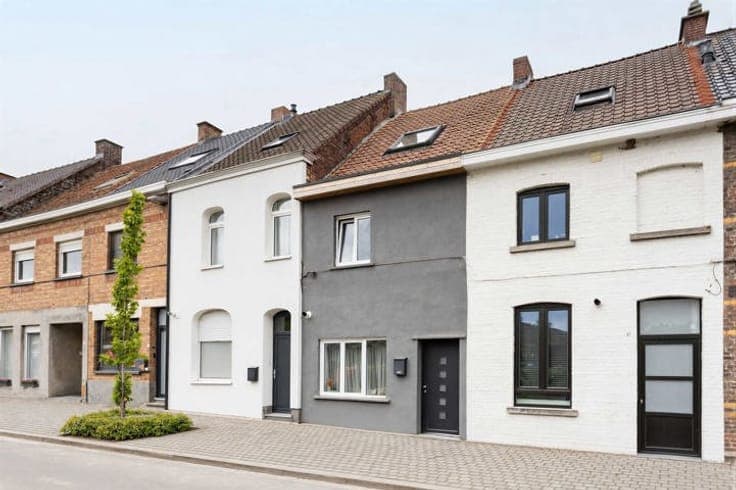Cosy home with garden and rear access