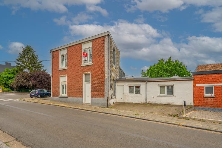 FOR SALE – 2-BEDROOM HOUSE WITH PARKING