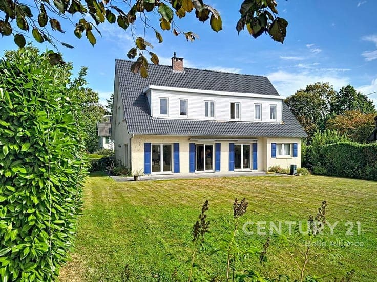 Within walking distance of the train station – 240 m² villa
