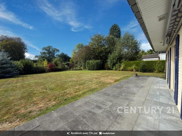 Within walking distance of the train station – 240 m² villa