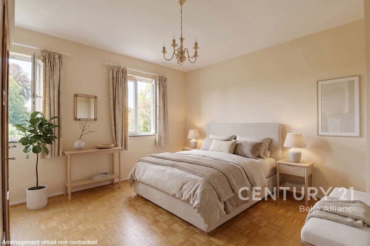 Within walking distance of the train station – 240 m² villa